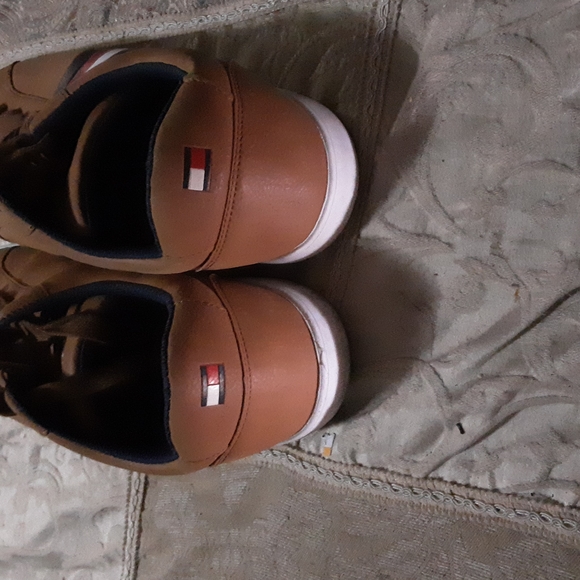 Shoe's - Picture 3 of 3